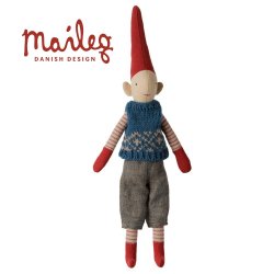 Maileg nissedreng 2026 str 1 har en bl� strikket vest og bukser p�