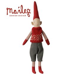 Maileg nissedreng 2026 str 1 har en r�d strikket vest og gr� bukser p�