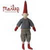 Maileg nissedreng 2026 str 2 har en strikket sweater og gr� bukser p�