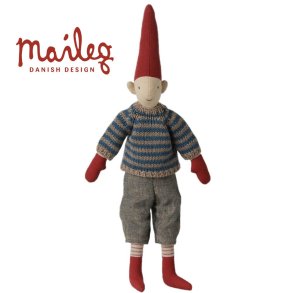 Maileg nissedreng 2026 str 2 har en strikket sweater og gr� bukser p�