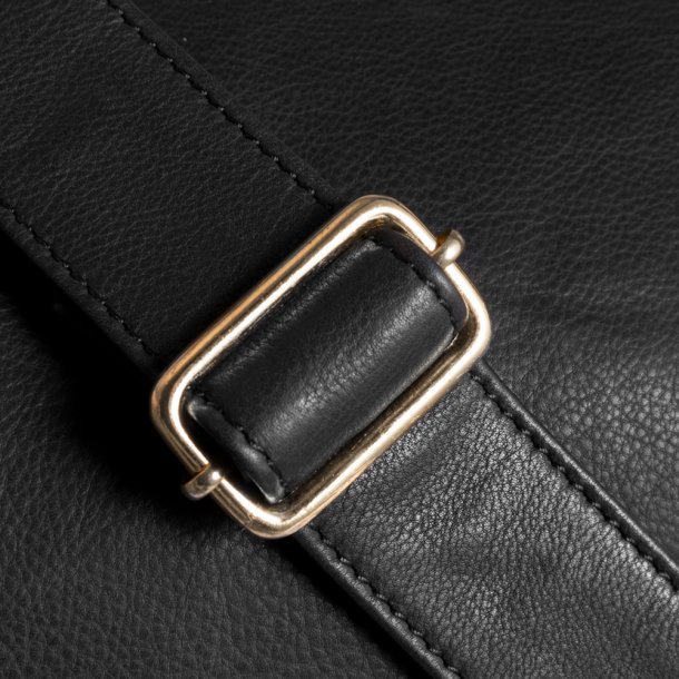 Depeche skuldertaske i sort kalveskind