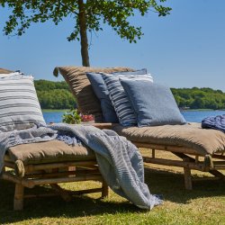 Speedtsberg pude i m�rkebl� denim farve