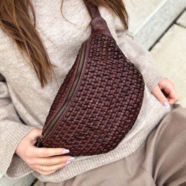 Depeche bumbag i brunt flettet skind