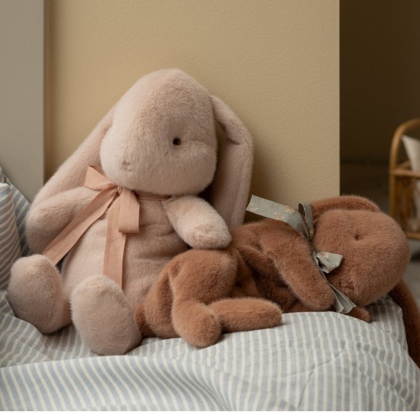 Maileg sovende plyskanin i varm brun