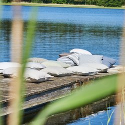 Speedtsberg pude med lysebl� og hvide striber