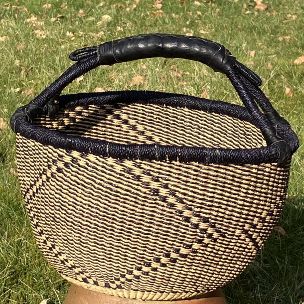 Hammershus fairtrade kurv fra Ghana i natur og mørkeblå