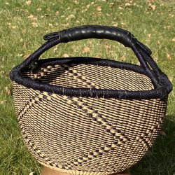 Hammershus fairtrade kurv fra Ghana i natur og mrkebl