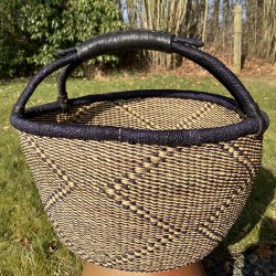 Hammershus fairtrade kurv fra Ghana i natur og mrkebl