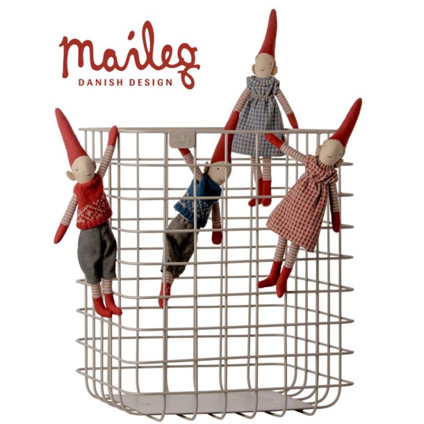 Maileg nissedreng 2026 str 1 har en r�d strikket vest og gr� bukser p�